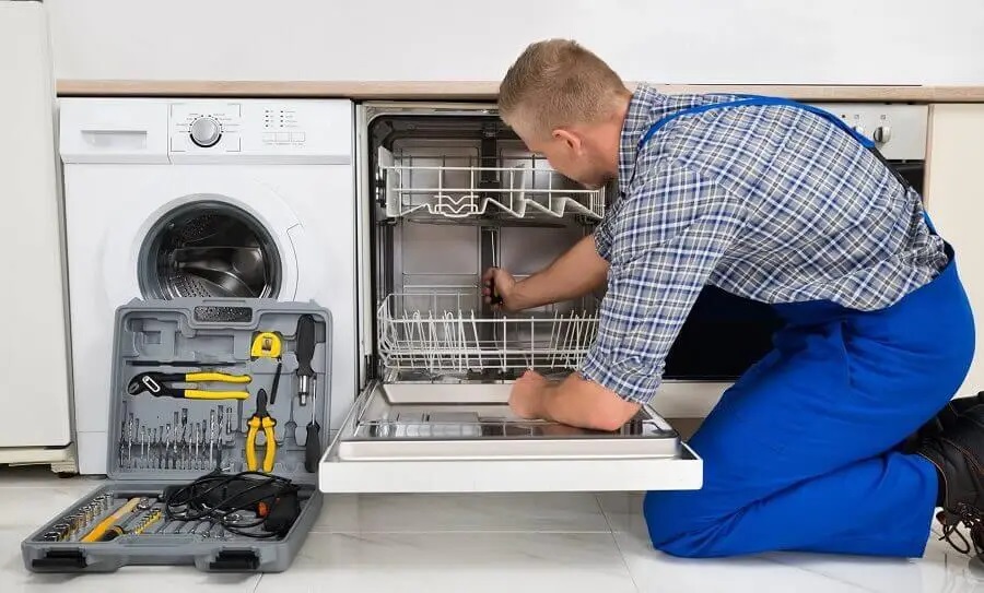 Kocaali Gaggenau servisi teknisyen ekibi beyaz eşya tamiri yaparken